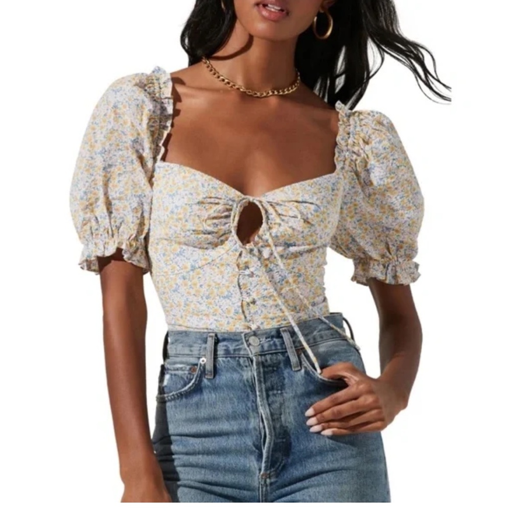 ASTR Floral Keyhole Puff Sleeve Top